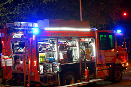 Ein Täter hat am späten Donnerstagabend ein Brand in einem Verwaltungsgebäude in der Konradinerallee in Wiesbaden gelegt. Die Feuerwehr löschte die Flammen.