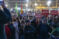 Demo gegen Rechtsruck in Wiesbaden. Rund 10.000 Menschen demonstrieren am Freitagabend auf dem Dernschen Gelände gegen die Migrationspolitik der Union. Große Demo in Wiesbaden gegen Merz-Pläne und AfD-Zusammenarbeit.