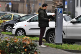 Auch in Wiesbaden warnen die Polizei und Verbraucherzentrale vor Quishing, einem Betrug an Parkscheinautomaten.