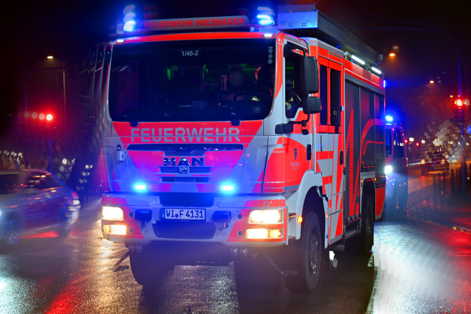 In der Nacht vom 17. auf den 18. Februar wurde die Feuerwehr Wiesbaden zu einem Brand in einem Mehrfamilienhaus in der Dotzheimer Straße alarmiert. Beim Eintreffen der ersten Einsatzkräfte wurde ein Feuer in einer Erdgeschosswohnung festgestellt. Mehrere Personen machten sich an den Fenstern der darüber liegenden Wohnungen bemerkbar.