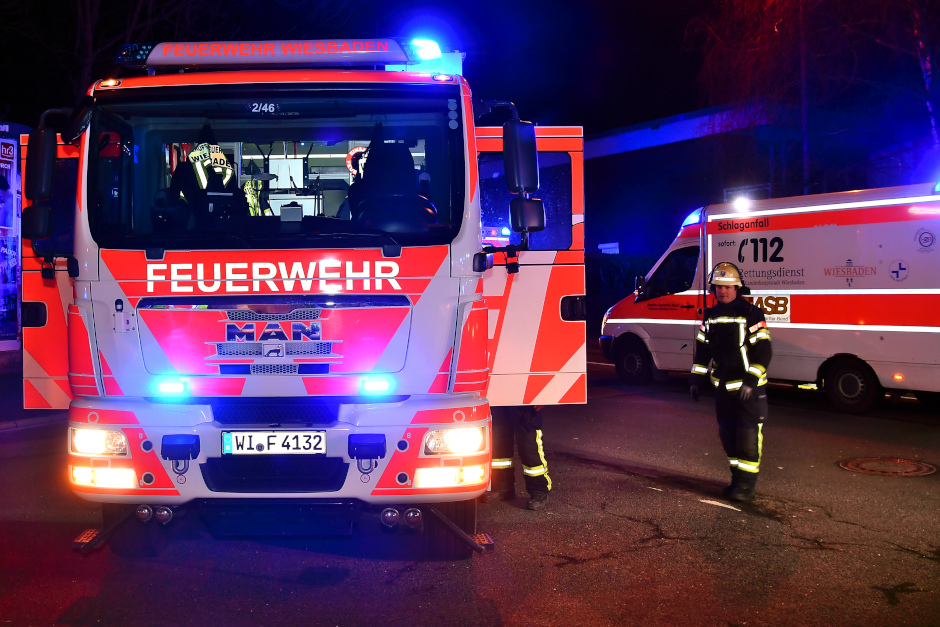Dramatische Augenblicke spielten sich in der Nacht zum Freitag in der Wiesbadener Innenstadt ab. Während der Löscharbeiten wurden fünf Feuerwehrleute verletzt, als sich ein Teil der Deckenverkleidung löste. Die Polizei ermittelt wegen Brandstiftung und bittet um Hinweise.