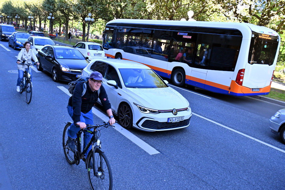 Neue „Modal-Split“-Zahlen: Wiesbadenerinnen und Wiesbadener öfter zu Fuß und per Rad unterwegs, Autoverkehrsanteil sinkt