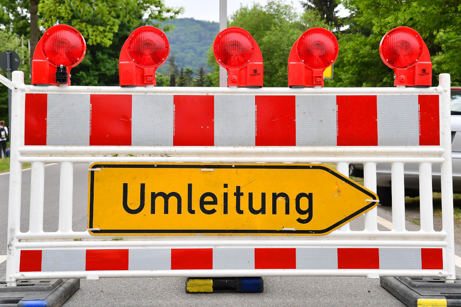 Sperrung des Bahnübergangs im Gartenweg in Mainz-Kostheim