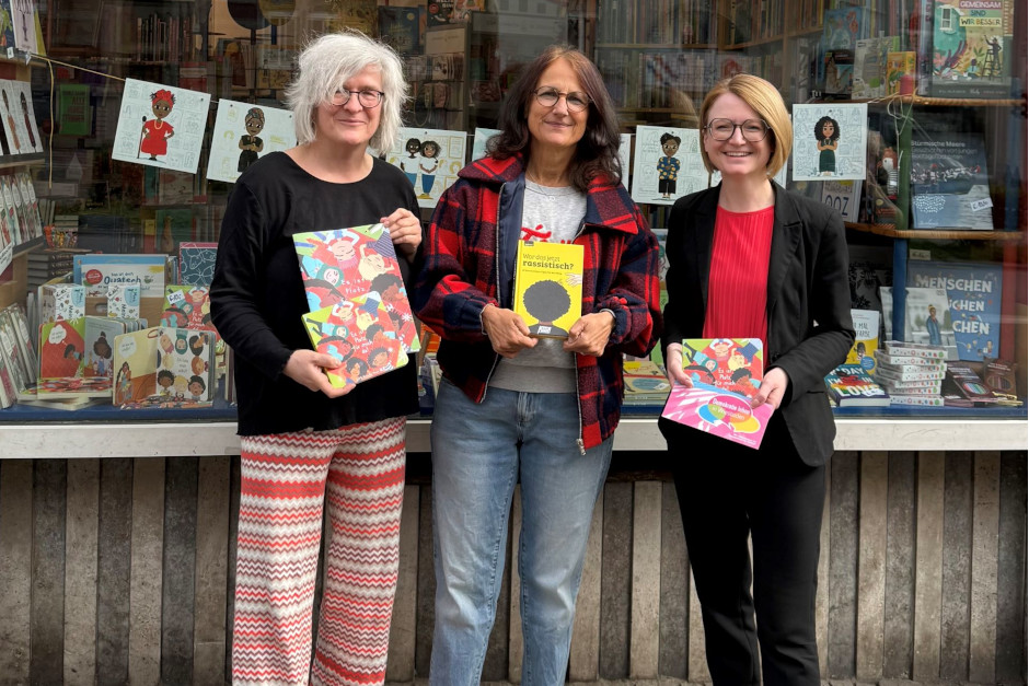 Wiesbadens Sozialdezernentin Dr. Patricia Becher besuchte die Büchergilde und referiert über Demokratie.