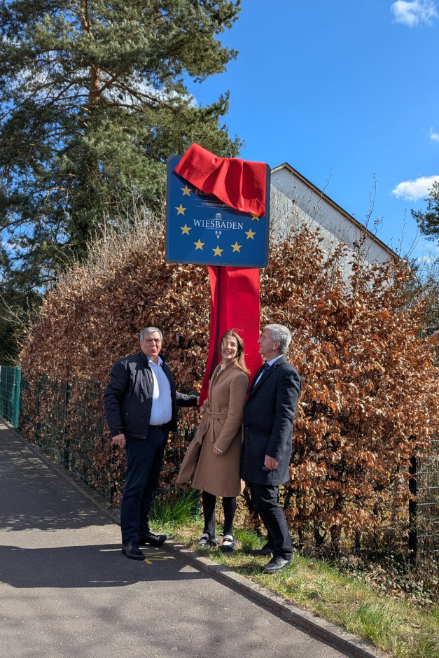 Die Landeshauptstadt Wiesbaden hat "Europastadt"-Schilder enthüllt