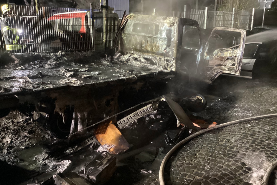 Ein lichterloh brennender Kastenwagen, Flammen, die auf mehrere Autos übergreifen, und ein dramatischer Feuerwehreinsatz mitten in der Nacht – so gestalteten sich die frühen Morgenstunden des 30. März im Wiesbadener Stadtteil Schierstein. Dank des schnellen Eingreifens der Feuerwehr konnte eine noch größere Katastrophe verhindert werden.