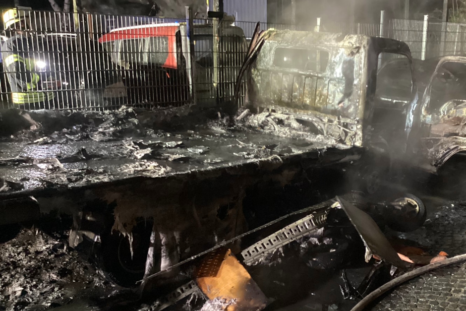 Ein lichterloh brennender Kastenwagen, Flammen, die auf mehrere Autos übergreifen, und ein dramatischer Feuerwehreinsatz mitten in der Nacht – so gestalteten sich die frühen Morgenstunden des 30. März im Wiesbadener Stadtteil Schierstein. Dank des schnellen Eingreifens der Feuerwehr konnte eine noch größere Katastrophe verhindert werden.