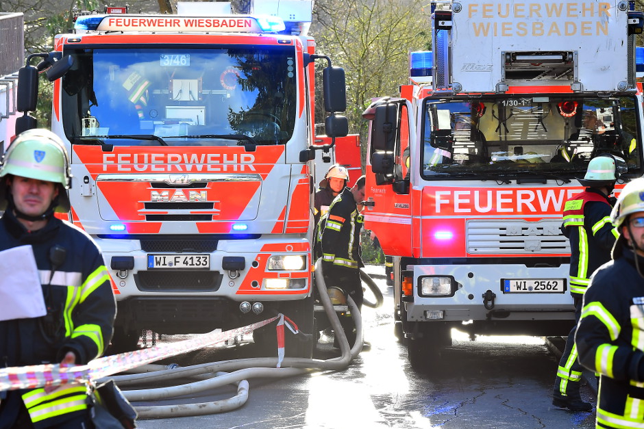 Wohnungsbrand in Altenwohnanlage im Wiesbadener Stadtteil Erbenheim am Samstag. Feuerwehr rettet Bewohner aus verqualmter Wohnung. Schwere Rauchvergiftung – Wohnung unbewohnbar – Großeinsatz von Feuerwehr und Rettungsdienst