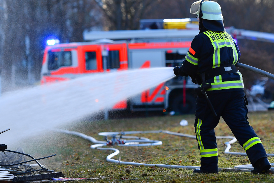 Sessel auf Sportplatz in Wiesbaden-Klarenthal angezündet – Polizei sucht Zeugen