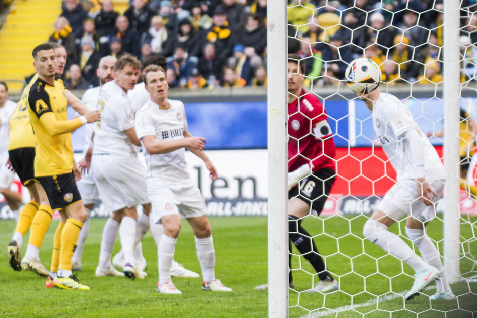 SV Wehen Wiesbaden beim Tabellenführer SG Dynamo Dresden gefordert