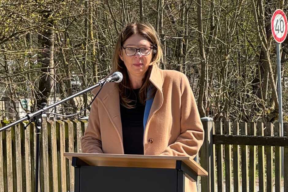 Am Tier- und Pflanzenpark Fasanerie in Wiesbaden wurde eine neue Gedenkstele zur Erinnerung an polnische Zwangsarbeiter in der NS-Zeit der Öffentlichkeit übergeben.