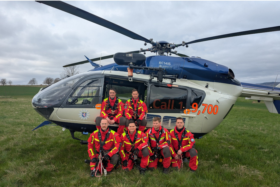 In der vergangenen Woche fand eine gemeinsame Fortbildung der Einheit "Spezielle Rettung aus Höhen und Tieferen" (SRHT) der Berufsfeuerwehr Wiesbaden sowie der Polizeifliegerstaffel (PFlSt) Hessen statt.