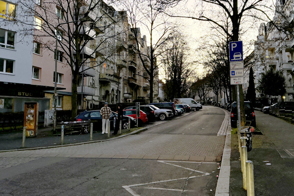Weniger Durchgangsverkehr, mehr Ruhe für Anwohner: In Wiesbaden wurden neue Einbahnstraßen eingerichtet. Die Marcobrunnerstraße und die Eltviller Straße haben eine geänderte Verkehrsführung – was Autofahrer jetzt wissen müssen.