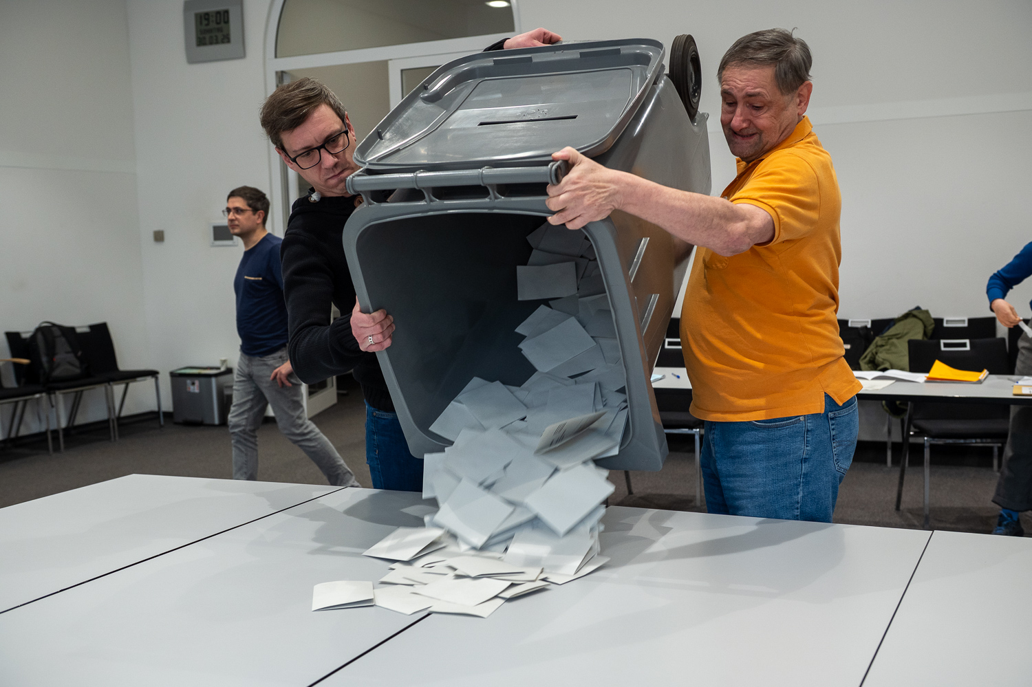 OB Mende und Dezernentin Koohestanian, bedanken sich herzlich bei allen Wahlhelfern der Wiesbadener OB-Stichwahl vom 30. März.