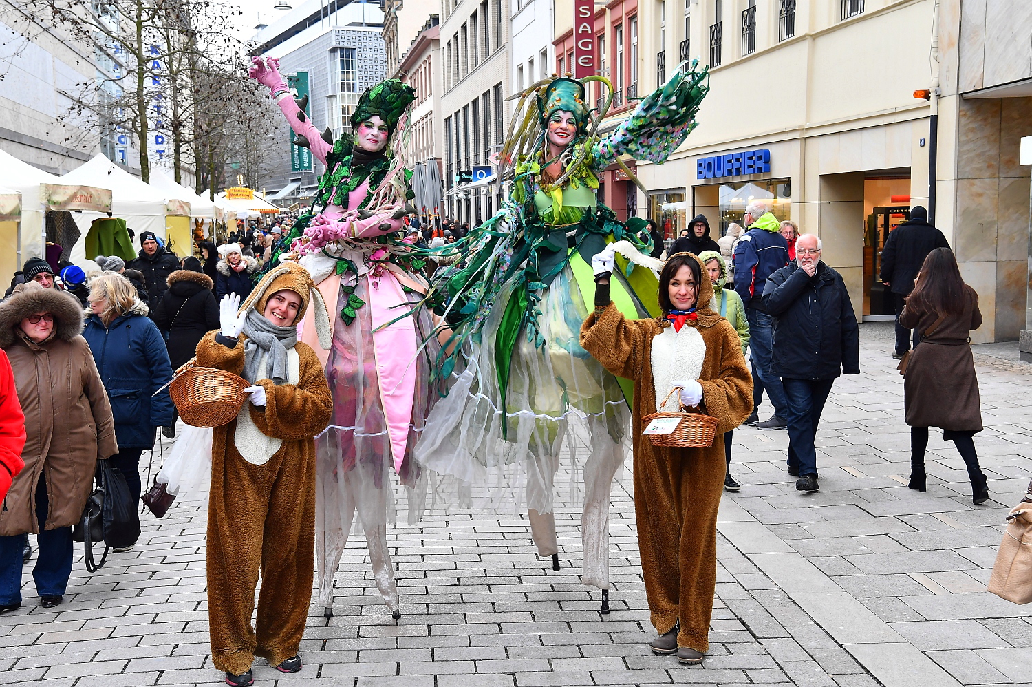 Der Frühling kommt – und mit ihm der 23. Wiesbadener Ostermarkt! Vom 4. bis 6. April verwandelt sich die Innenstadt in ein buntes Markttreiben mit 70 Ständen, Live-Musik, kulinarischen Highlights und jeder Menge Unterhaltung für die ganze Familie. In diesem Jahr gibt es gleich mehrere Neuheiten: Ein kostenloser Ring-Shuttlebus sorgt für eine entspannte Anreise, der Stoffmarkt lockt mit über 100 Ständen, und ein besonderes Kinderprogramm am Sonntag macht den Ostermarkt zum perfekten Familienausflug.