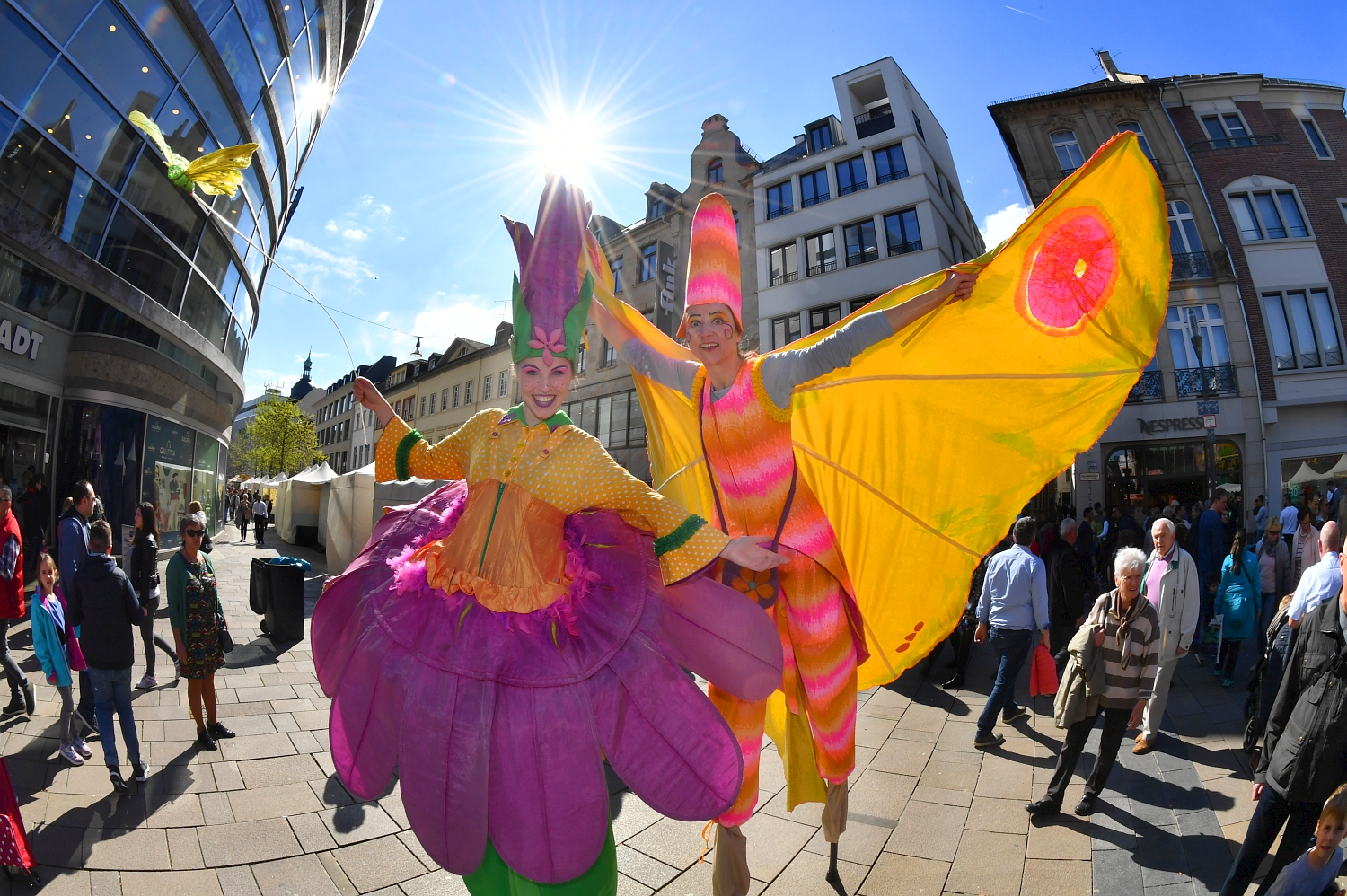 Der Frühling kommt – und mit ihm der 23. Wiesbadener Ostermarkt! Vom 4. bis 6. April verwandelt sich die Innenstadt in ein buntes Markttreiben mit 70 Ständen, Live-Musik, kulinarischen Highlights und jeder Menge Unterhaltung für die ganze Familie. In diesem Jahr gibt es gleich mehrere Neuheiten: Ein kostenloser Ring-Shuttlebus sorgt für eine entspannte Anreise, der Stoffmarkt lockt mit über 100 Ständen, und ein besonderes Kinderprogramm am Sonntag macht den Ostermarkt zum perfekten Familienausflug.