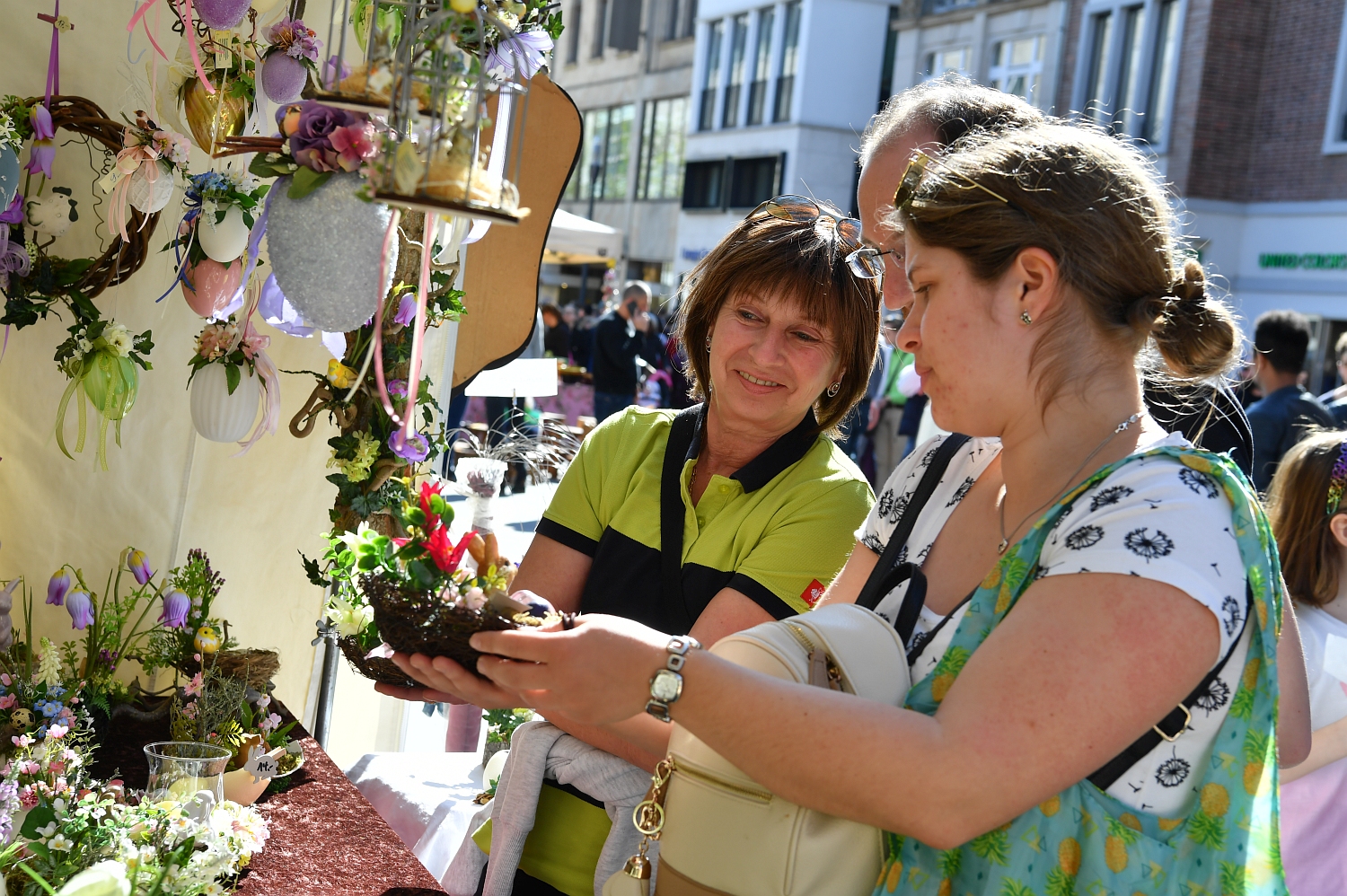 Der Frühling kommt – und mit ihm der 23. Wiesbadener Ostermarkt! Vom 4. bis 6. April verwandelt sich die Innenstadt in ein buntes Markttreiben mit 70 Ständen, Live-Musik, kulinarischen Highlights und jeder Menge Unterhaltung für die ganze Familie. In diesem Jahr gibt es gleich mehrere Neuheiten: Ein kostenloser Ring-Shuttlebus sorgt für eine entspannte Anreise, der Stoffmarkt lockt mit über 100 Ständen, und ein besonderes Kinderprogramm am Sonntag macht den Ostermarkt zum perfekten Familienausflug.
