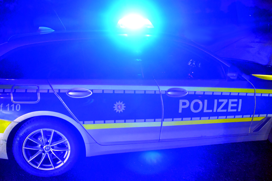 Ein Rollerfahrer flüchtete in der Nacht zum Sonntag in Wiedbaden vor der Polizei und leistet Widerstand.