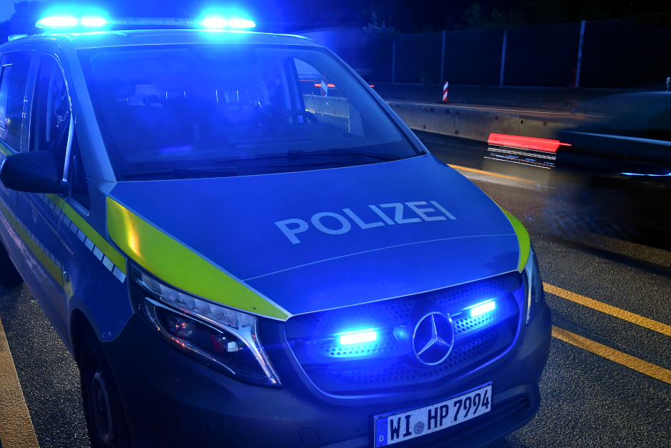 Ein gefährlicher Vorfall auf der A3 bei Wiesbaden: Ein verdächtiger Opel Astra sollte am Montagabend gestoppt werden – doch der Fahrer trat aufs Gas und verletzte einen Polizisten. Es kam zur Schussabgabe. Die Polizei fahndet nun nach dem flüchtigen Täter.