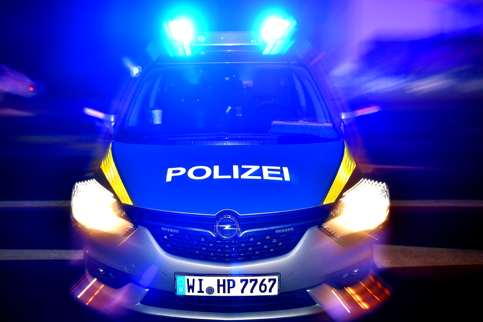 Bank, Mülltonne und Stromkasten mit Graffiti in Wiesbaden-Westend beschmiert.