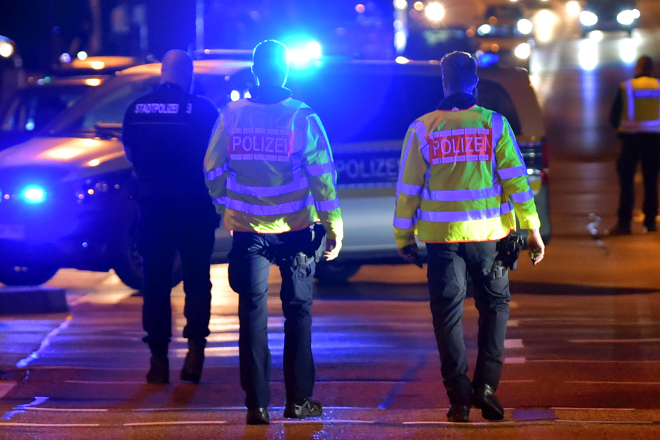 Am vergangenen Wochenende hat die Polizei Wiesbaden wieder unter dem Motto „Sicheres Wiesbaden“ ihre Präsenz in der Innenstadt verstärkt. Bei groß angelegten gemeinsamen Kontrollen der Stadtpolizei und der Landespolizei wurden nicht nur zahlreiche Personen überprüft, sondern auch ein Messer in der Waffenverbotszone sichergestellt. Auch Spielotheken standen im Fokus der Kontrolle, um illegalen Aktivitäten vorzubeugen. Das Ergebnis: Ein eindrucksvolles Zeichen für die Sicherheit in Wiesbaden.