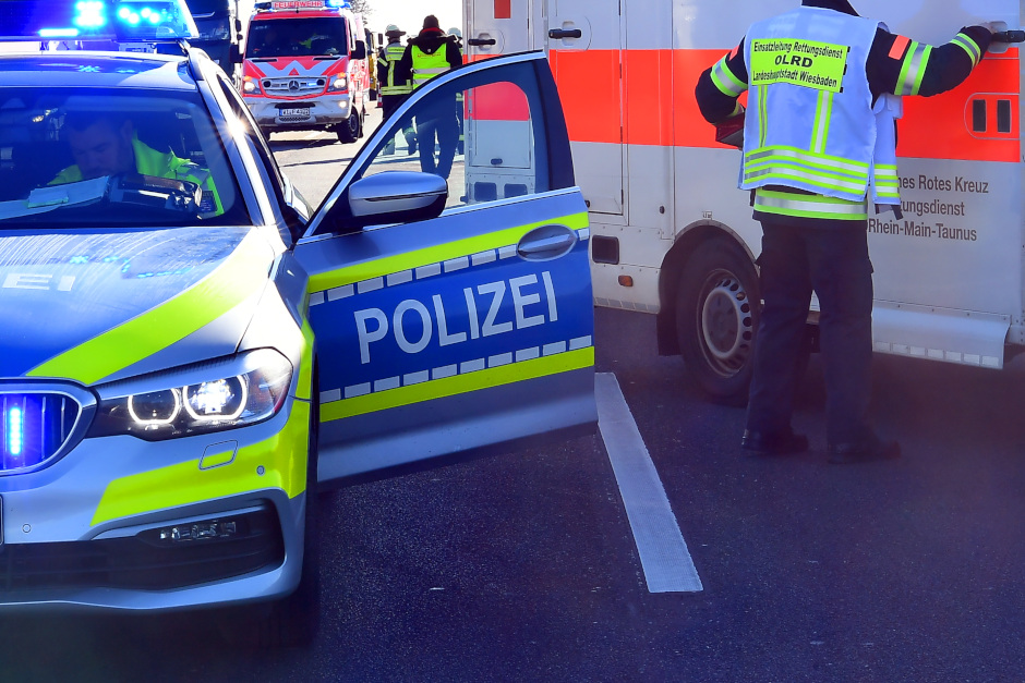 Schwerer Unfall in Wiesbaden-Kastel am Donnerstagnachmittg: Pedelec-Fahrer unter LKW eingeklemmt.