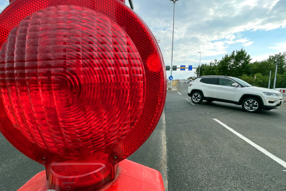 Sperrung der B 40 im Wiesbadener Stadtteil Kostheim.