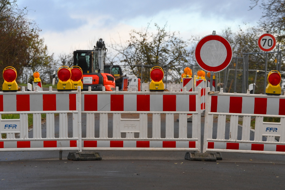 Sperrung des Bahnübergangs im Gartenweg in Mainz-Kostheim für Bauarbeiten.