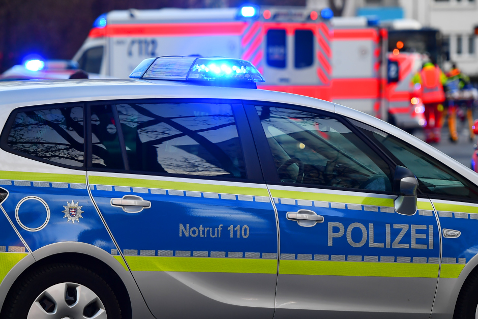 Ein achtjähriges Mädchen wurde am Samstagnachmittag in der Röderstraße in Wiesbaden von einem Auto angefahren. Der Fahrer hielt nicht an, sondern flüchtete vom Unfallort. Die Polizei sucht nun nach Zeugen.