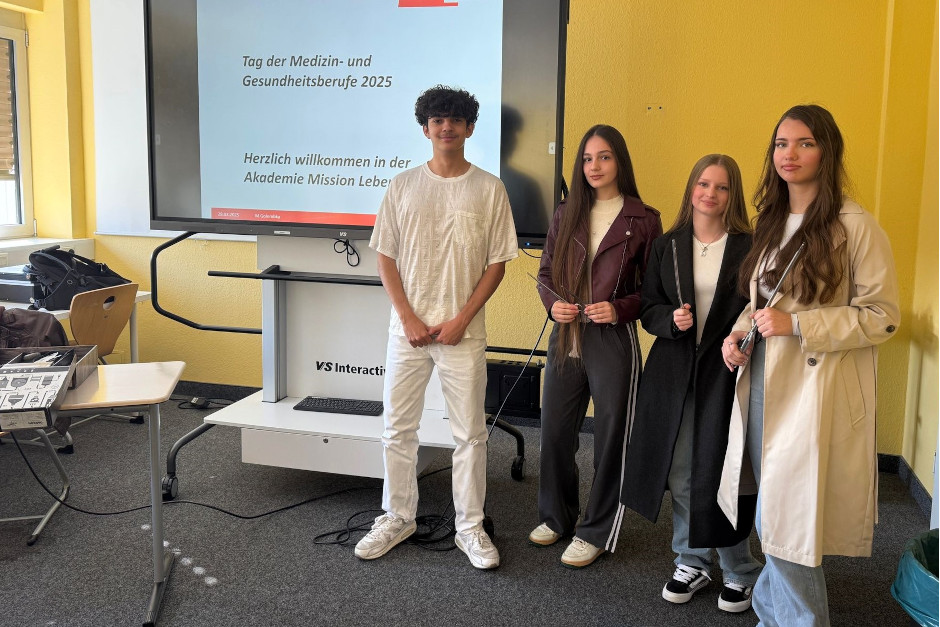 Die Schulsozialarbeit Wiesbaden organisierte ein Projekt, bei dem Jugendliche praxisnahe Einblicke in Gesundheitsberufe und Pflege erhielten.