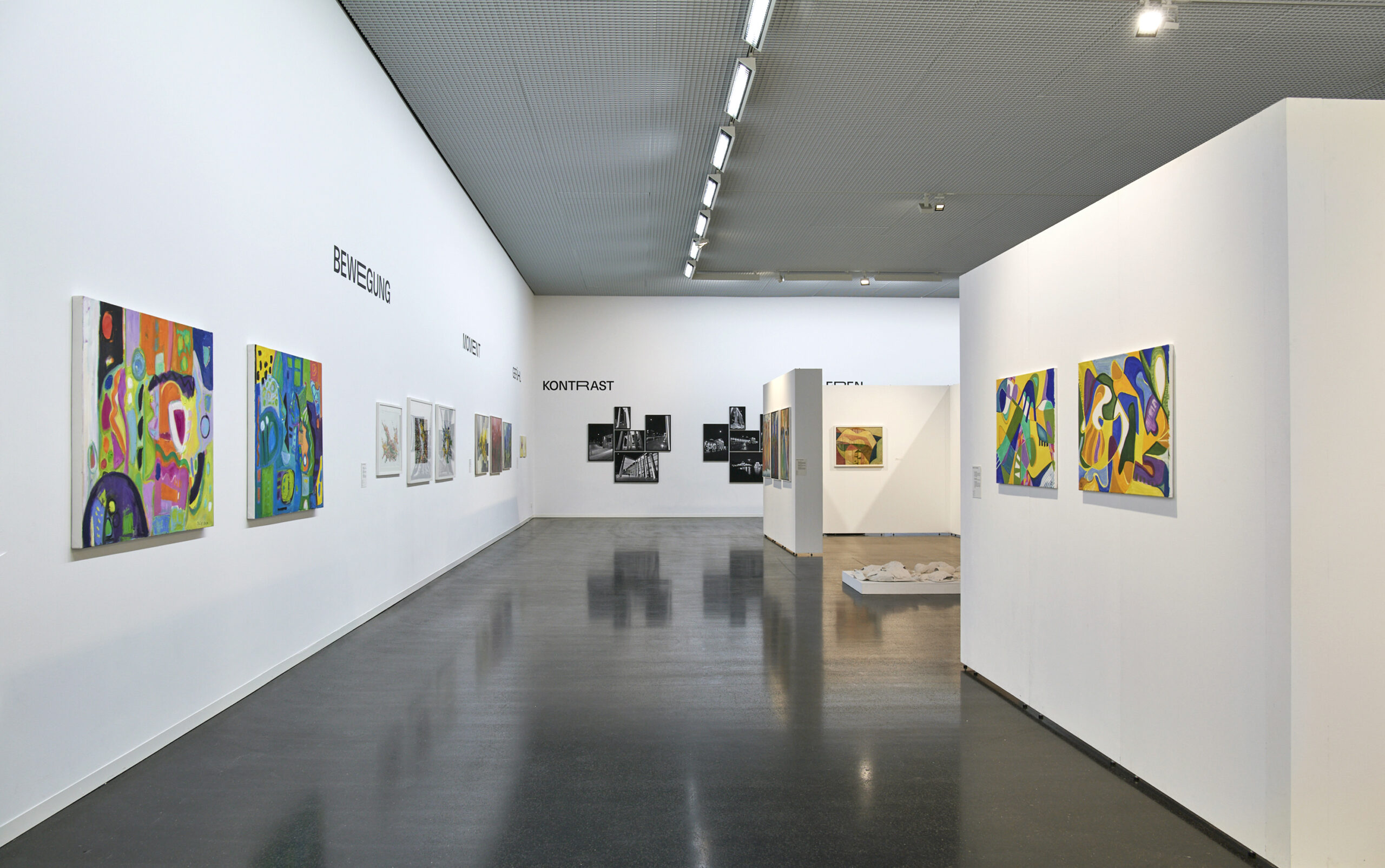 Führung durch „Form, Farbe, Freiheit: 75 Jahre Künstlergruppe 50“ in Kunsthaus Wiesbaden.