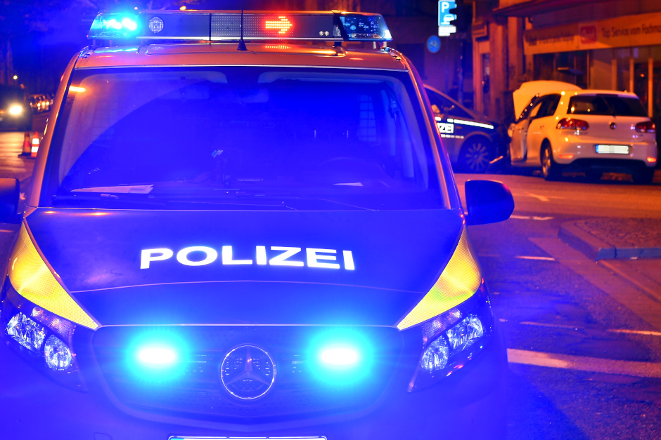 Ein betrunkener Autofahrer ohne Führerschein beschädigt vier Fahrzeuge am Freitagabend in Wiesbaden-Erbenheim und flüchtete.