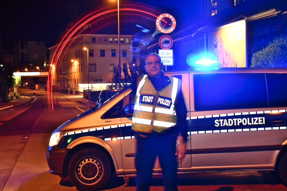 In der Nacht von Donnerstag auf Freitag führte die Wiesbadener Polizei gemeinsam mit der Wachpolizei und Mitarbeitenden der Stadtpolizei eine umfassende Verkehrskontrolle auf der Mainzer Straße durch. Zwischen 23.45 Uhr und 01.15 Uhr wurden insgesamt 36 Fahrzeuge kontrolliert, dabei kam es zu mehreren Verstößen, darunter eine Drogenfahrt und Verstöße gegen das Pflichtversicherungsgesetz. Zudem wurden auch mehrere Ordnungswidrigkeiten geahndet.