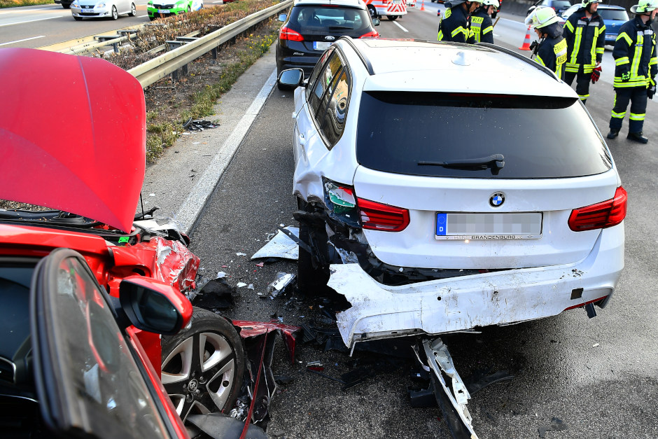 Auf der A66 in Fahrtrichtung Rüdesheim kam es am Mittwochabend zu einem schweren Auffahrunfall mit vier beteiligten Fahrzeugen. Ein 36-jähriger Autofahrer bemerkte zu spät, dass der Verkehr vor ihm ins Stocken geriet – eine Kettenreaktion war die Folge. Drei Menschen wurden verletzt und mussten ins Krankenhaus gebracht werden. Alle Fahrzeuge waren stark beschädigt und mussten bgeschleppt werden.