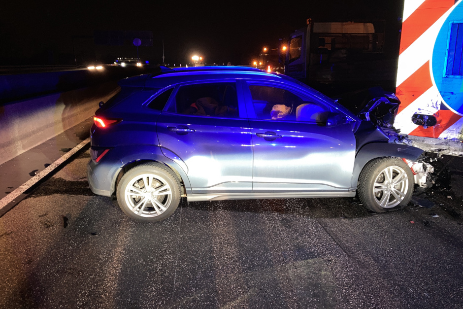 Verkehrsunfall: Ein Auto ist am Dienstagabend auf der A3 bei Wiesbaden in einen Baustellen-Sperranhänger gekracht. Der Fahrer wurde dabei verletzt.