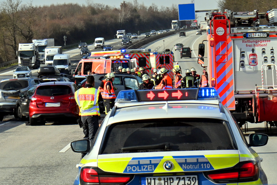 Ein Spurwechsel mit Folgen: Auf der Bundesautobahn 3 bei Wiesbaden kam es am Sonntag, den 23. März, zu einem schweren Verkehrsunfall, bei dem drei Menschen verletzt wurden.