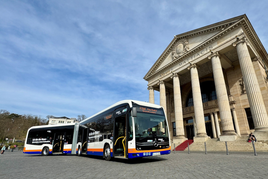 Die ESWE Verkehrsgesellschaft geht einen weiteren großen Schritt in Richtung nachhaltiger Mobilität. Mit der Einführung des ersten vollelektrischen Gelenkbusses setzt Wiesbaden ein starkes Zeichen für die Zukunft des öffentlichen Nahverkehrs.
