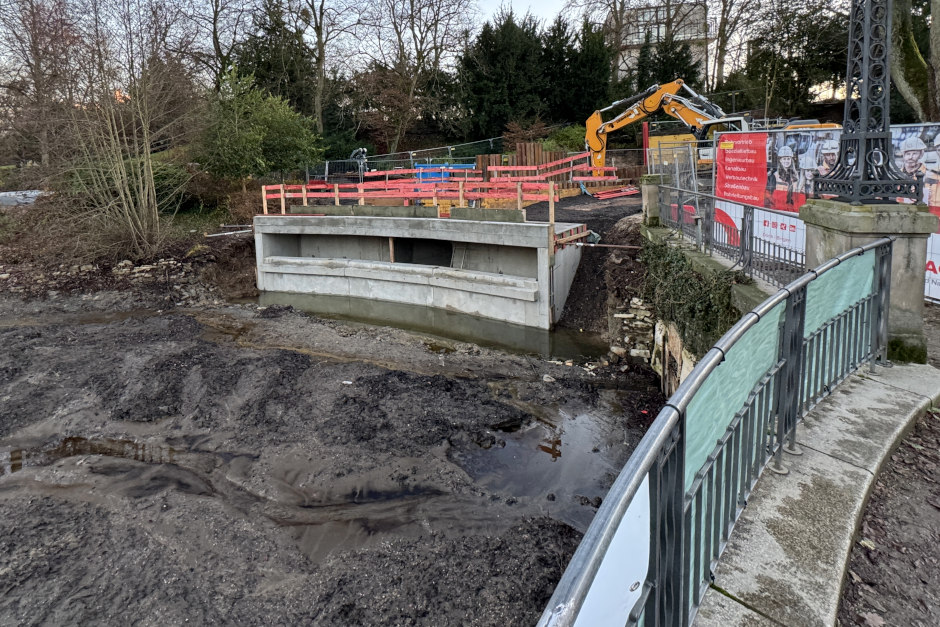 Wiesbadener Kurparkweiher ein Hochwasserüberlauf laufende Bauarbeiten