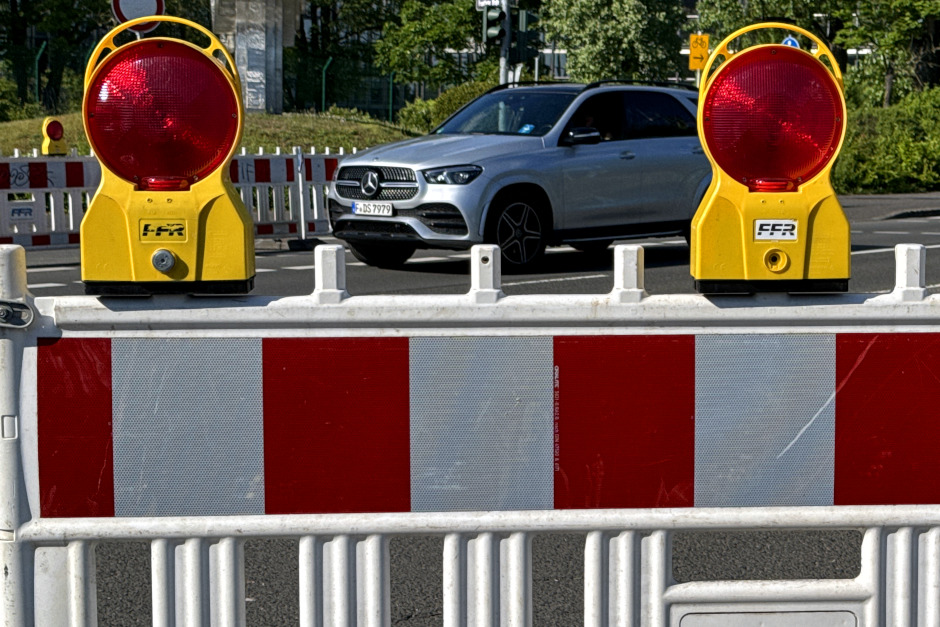 Teilsperrung der Biebricher Allee in Wiesbaden-Biebrich für Fahrbahnsanierungsarbeiten.