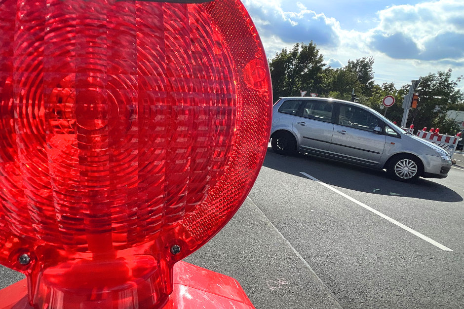 Verkehrsbeschränkungen auf der Biebricher Allee wegen Bauarbeiten in Wiesbaden-Biebrich.
