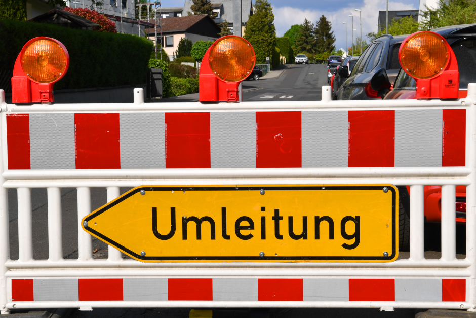 Umleitung sowie Sperrung in der Berliner Straße in Wiesbaden-Erbenheim.