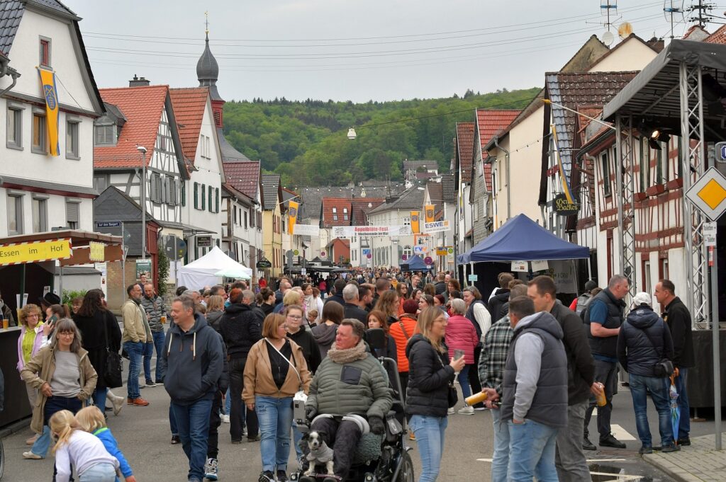 Aeppelbluetefest Wiesbaden Naurod 12 5 2023 039