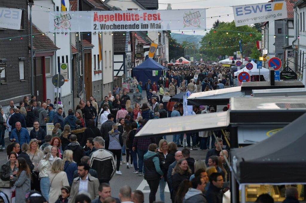 Aeppelbluetefest Wiesbaden Naurod 12 5 2023 039