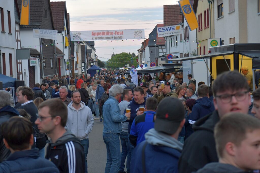 Aeppelbluetefest Wiesbaden Naurod 12 5 2023 039