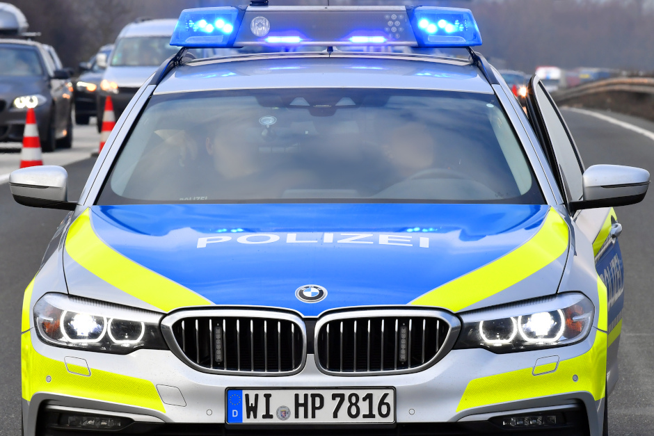 Ein Hochzeitskorso sorgte am Sonntagnachmittag auf der A66 bei Wiesbaden für gefährliche Situationen. Die Polizei konnte die Fahrzeugkolonne schließlich stoppen – nun drohen Konsequenzen.