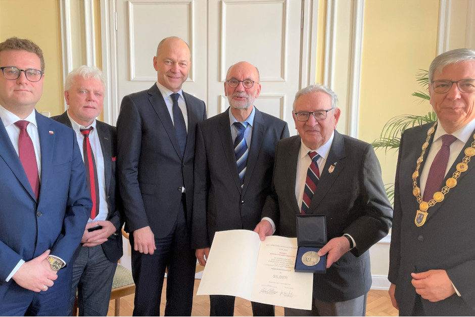 Bogdan Bartnikowski wird mit der Bürgermedaille der Stadt Wiesbaden in Silber geehrt.