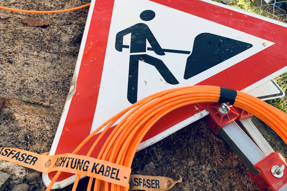 Wiesbaden wird schneller: Glasfaserausbau offiziell gestartet Stadt unterzeichnet Vertrag mit Deutsche Glasfaser – Digitaler Turbo für Wirtschaft, Bildung und Alltag