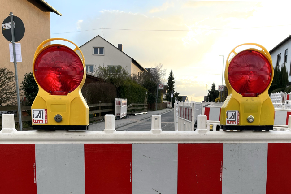 Sperrung der Straße Langendellschlag in Wiesbaden-Dotzheim für Tiefbauarbeiten.