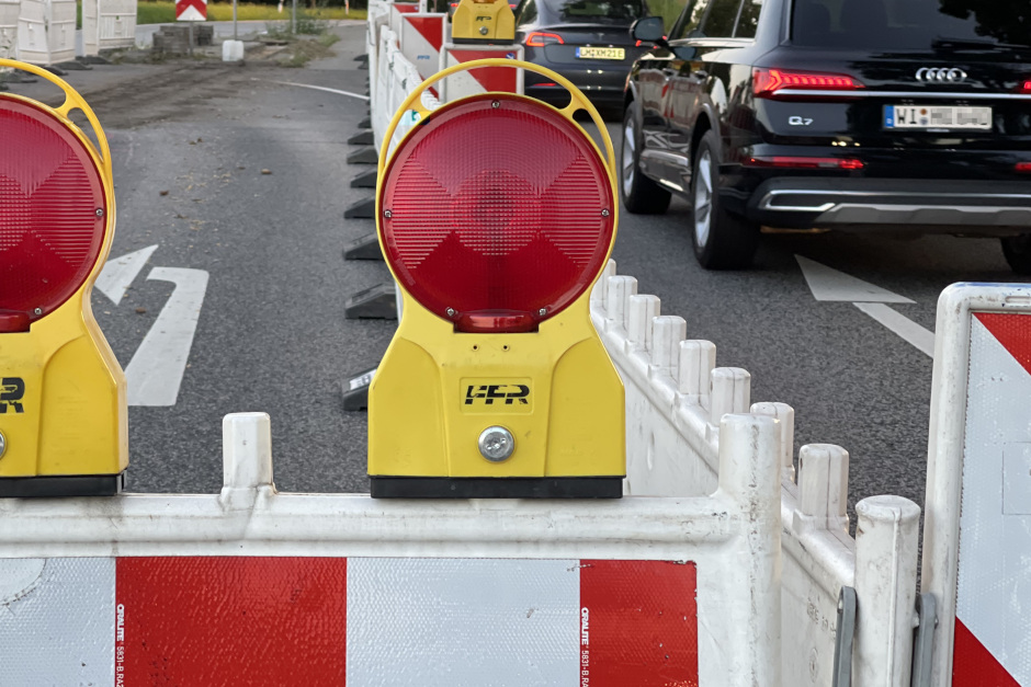 Verkehrsbeschränkungen auf der Biebricher Allee in Wiesbaden-Biebrich.