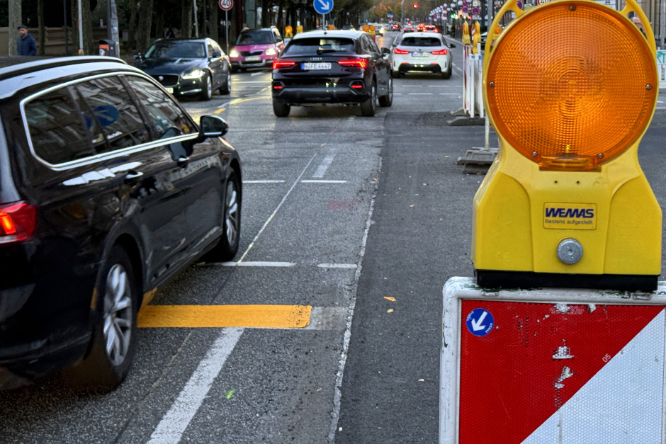 Sperrungen in der Friedrich-Ebert-Allee und der Lessingstraße in Wiesbaden für Bauarbeiten.